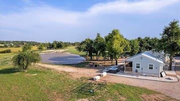 Ein Haus mit Terrasse, Whirlpool und Seeblick.