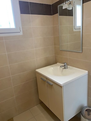 Een haardroger, handdoeken, toiletpapier