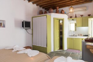 1 bedroom, bed sheets