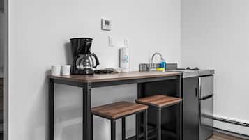 Micro-ondes, plaque de cuisson, cafetière/bouilloire, chaise haute