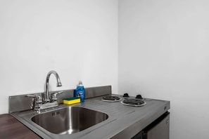 Mini réfrigérateur, micro-ondes, plaque de cuisson, cafetiÚre/bouilloire