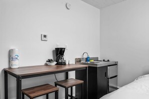 Mini réfrigérateur, micro-ondes, plaque de cuisson, cafetière/bouilloire
