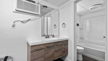 Bathtub, shampoo