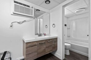 Bathtub, shampoo - Peninsula One Apartments Unit 12 (Traverse City)