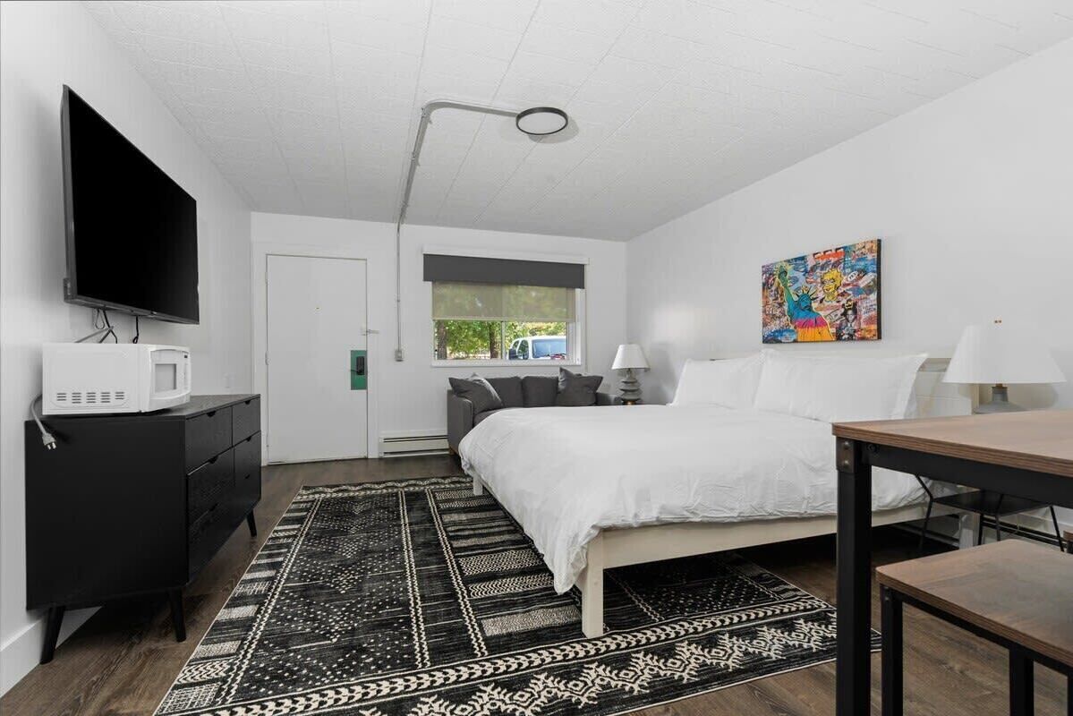 Travel cot, WiFi, bed sheets