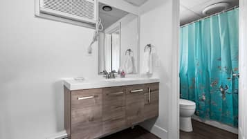 Bathtub, shampoo