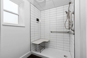 Bathtub, shampoo - Peninsula One Carefree Checkout (Traverse City)