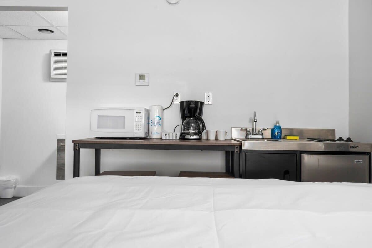 Travel cot, WiFi, bed sheets