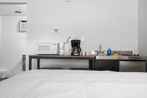 Travel crib, WiFi, bed sheets - Peninsula One Apartments Unit 4 (Traverse City)