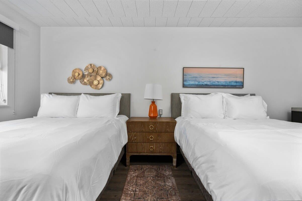 Travel crib, WiFi, bed sheets