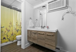 Bathtub, shampoo - Peninsula One Apartments Unit 7 (Traverse City)