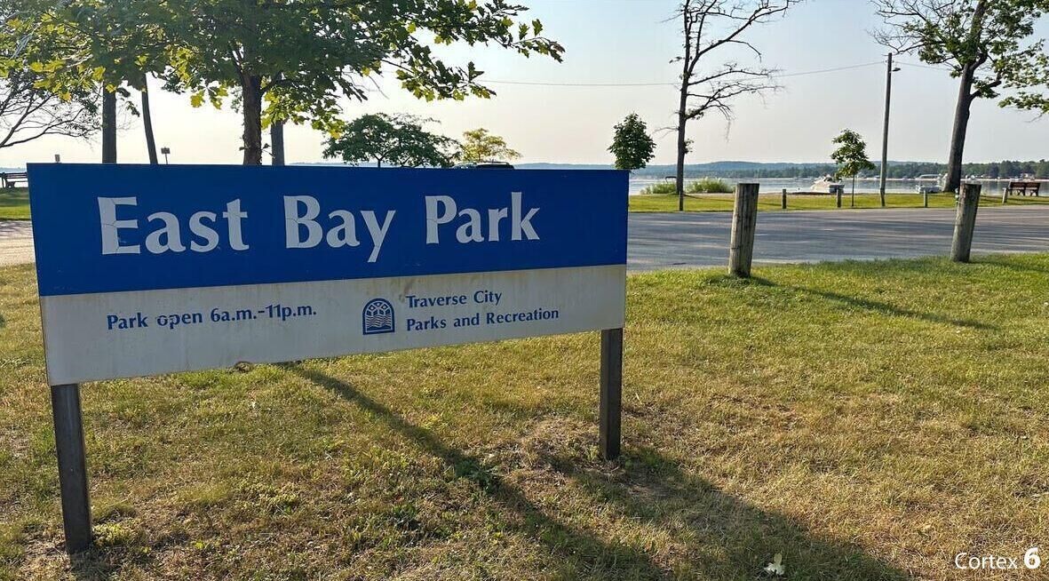 Schild für East Bay Park mit der Angabe, dass es von 6 Uhr morgens bis 23 Uhr geöffnet ist.
