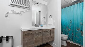 Bathtub, shampoo