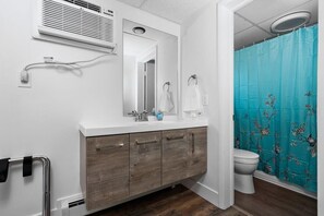 Bathtub, shampoo - Peninsula One Apartments Unit 8 (Traverse City)