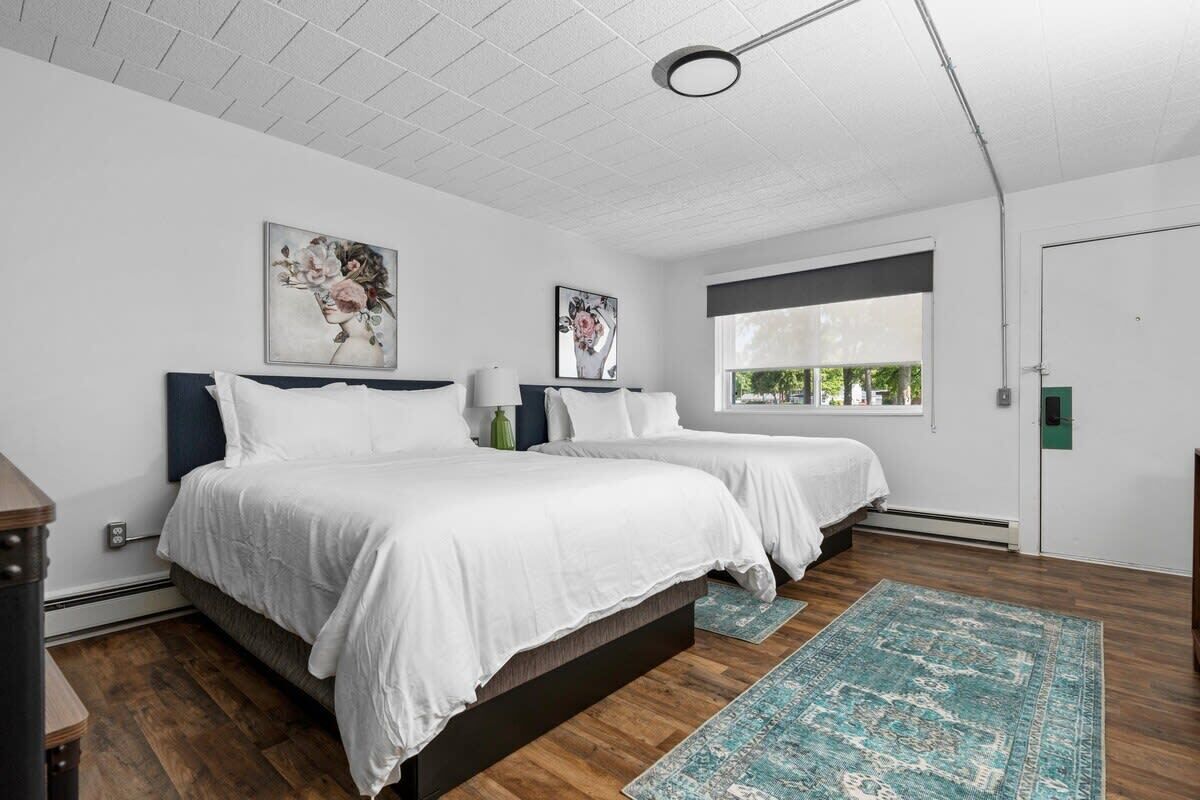 Travel cot, WiFi, bed sheets