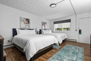 Travel cot, WiFi, bed sheets