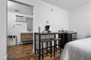 Travel crib, WiFi, bed sheets - Peninsula One Apartments Unit 8 (Traverse City)