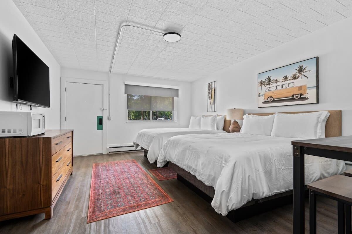 Travel cot, WiFi, bed sheets