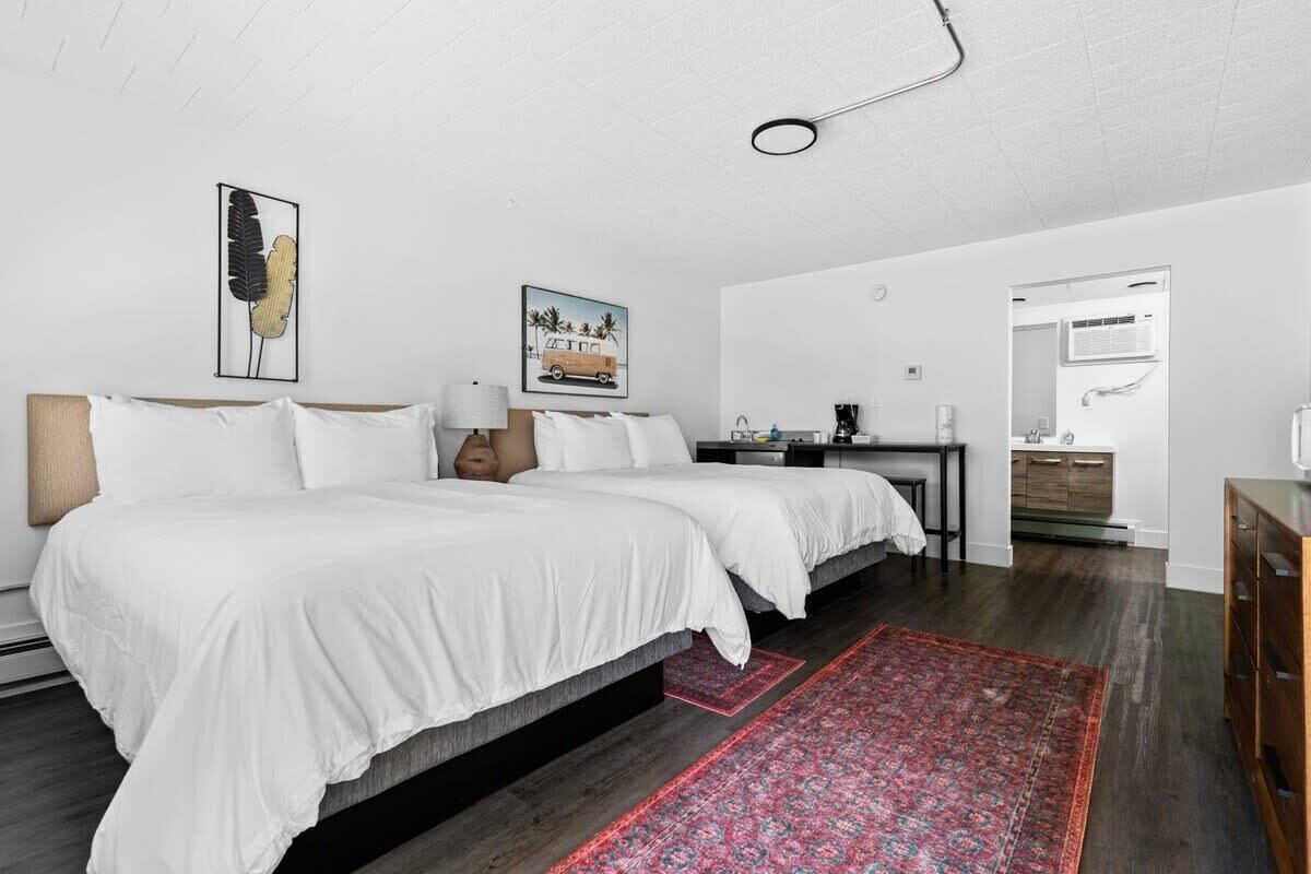 Travel cot, WiFi, bed sheets