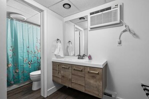 Bathtub, shampoo - Peninsula One Apartments Unit 11 (Traverse City)