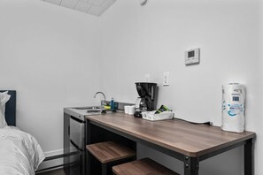 Cuna de viaje, wifi y ropa de cama