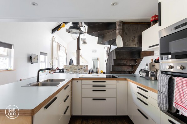 Chalé exclusivo | Cozinha privada | Geladeira grande, micro-ondas, fogão, cooktop