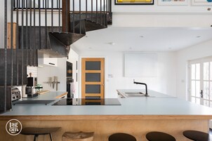 Refrigerador con freezer, microondas, horno, placa de cocina