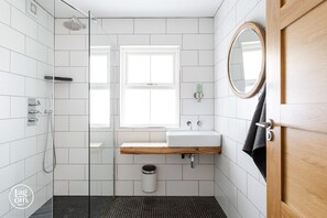 Bathroom - Stay Lagom Riders Lodge (Ballycastle)