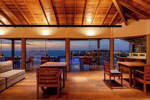 43-inch Smart TV with digital channels, TV, Netflix