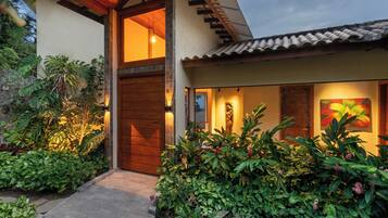 Voorkant accommodatie - avond/nacht