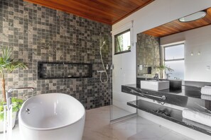 Suite Superior | Kamar mandi | Pengering rambut, kloset, handuk, dan sabun