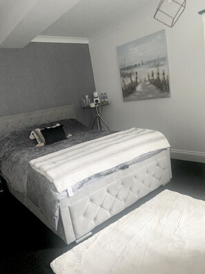 2 bedrooms, iron/ironing board, bed sheets