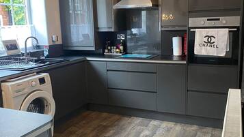 Réfrigérateur, micro-ondes, four, cafetière/bouilloire