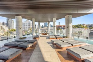Pool - Chic 1-Bed with Parking, Infinity Pool and Gym (Fortitude Valley)