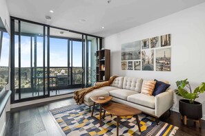TV, offices - Chic 1-Bed with Parking, Infinity Pool and Gym (Fortitude Valley)