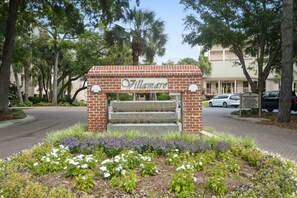 A brick entrance with a sign reading 'Villamar.'