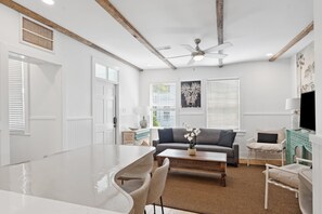 TV, offices - ‘Tropical Blue’ – Historic Home 5 mins to King St. (Charleston)