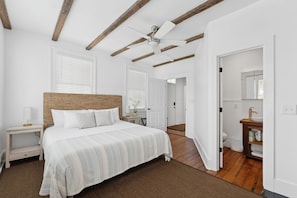 4 bedrooms, iron/ironing board, WiFi, bed sheets - ‘Tropical Blue’ – Historic Home 5 mins to King St. (Charleston)