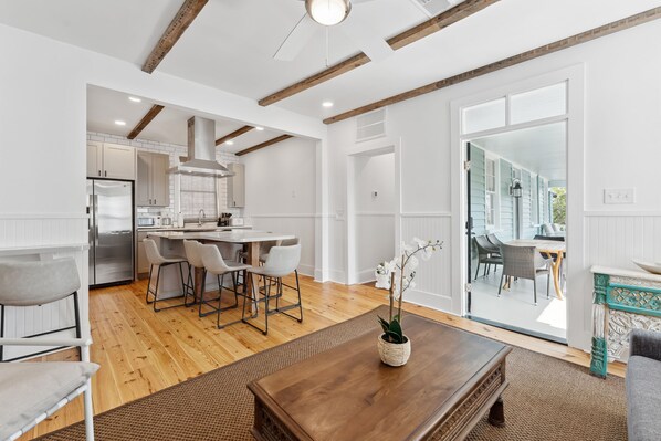 Interior - ‘Tropical Blue’ – Historic Home 5 mins to King St. (Charleston)