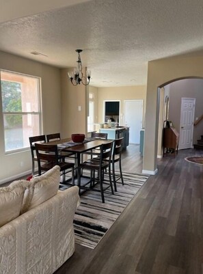 Interior - Casa Picasso: Artsy Retreat. (Albuquerque)