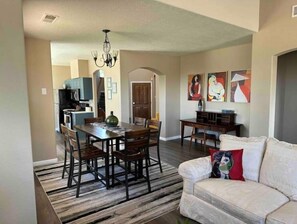 Smart TV, books - Casa Picasso: Artsy Retreat. (Albuquerque)