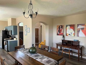 Dining - Casa Picasso: Artsy Retreat. (Albuquerque)