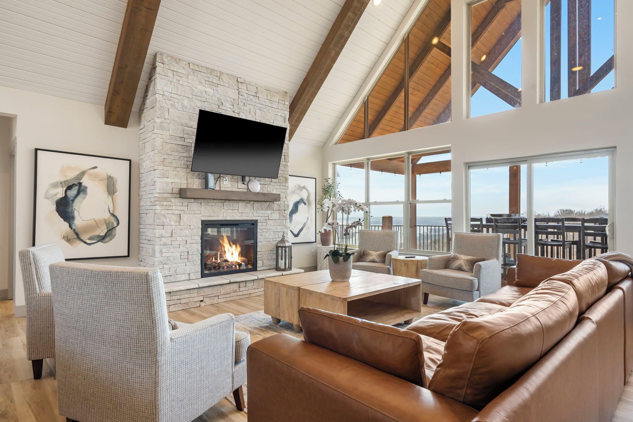 Smart-TV, Kamin, Videospiele, Tischfußball