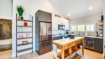 Fridge, microwave, stovetop, dishwasher