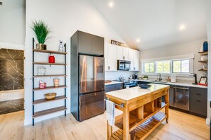 Réfrigérateur, micro-ondes, plaque de cuisson, lave-vaisselle