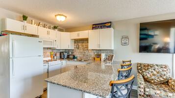 Coffee/tea maker, fridge, microwave, stovetop