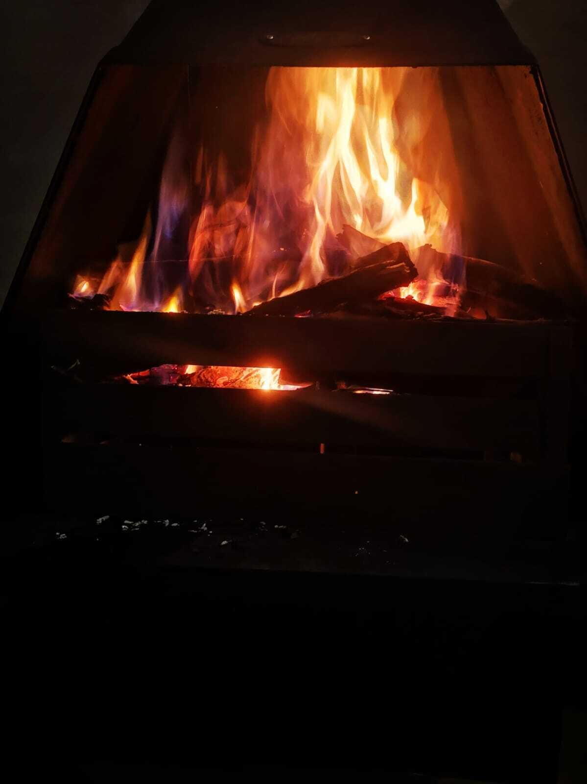 Una chimenea con fuego encendido.