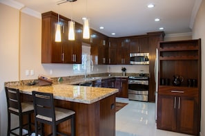 Kjøleskap, mikrobølgeovn, ovn og kokeplater