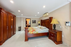 3 bedrooms, in-room safe, iron/ironing board, WiFi
