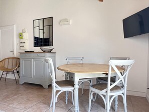 Dining - . (Saint-Martin-de-Ré)